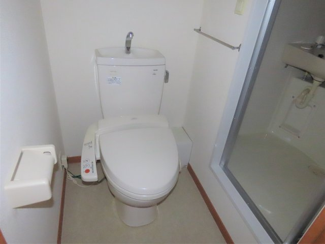 レオパレスアゼリアのその他|トイレ内にお風呂の入口扉があります