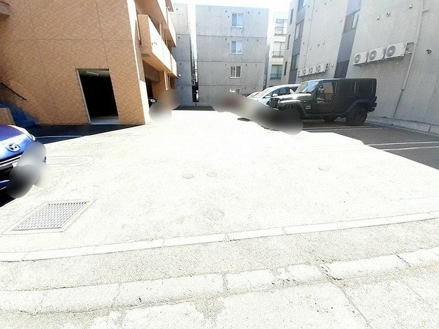 プラシード北円山の駐車場