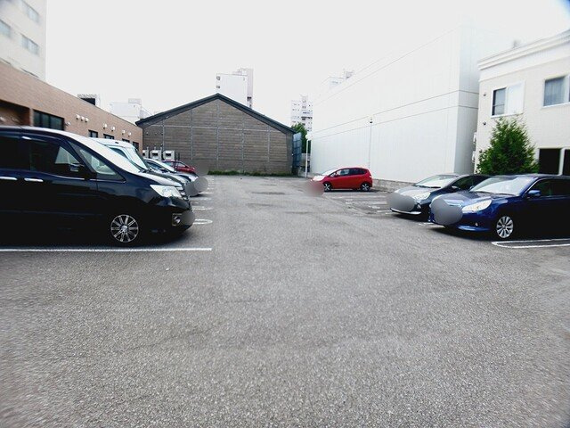 アルドール白石の駐車場