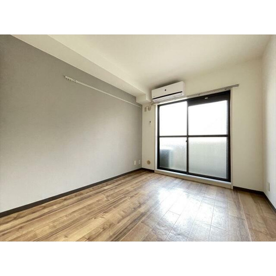 【居間・リビング】 | スカイコート蒲田第5 | 大きな窓の明るいお部屋です。
