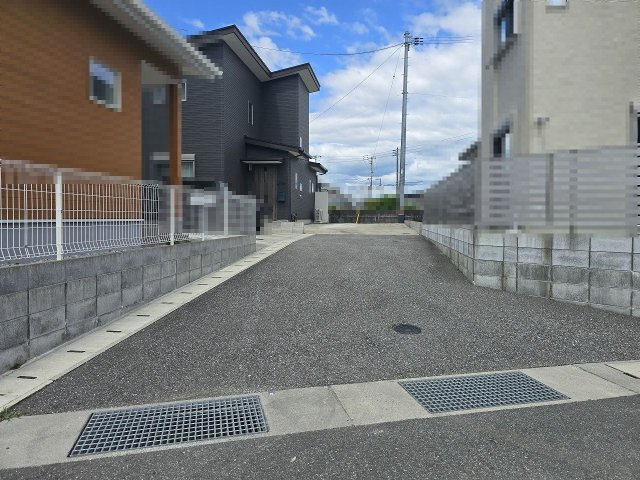 高知市介良乙　中古戸建の前面道路含む現地写真