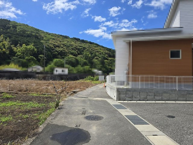 高知市介良乙　中古戸建の前面道路含む現地写真