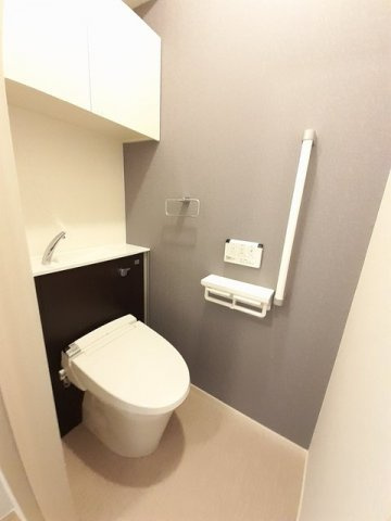 オビーガーデン三次　Ｄ棟のトイレ|ゆったりとした空間のトイレです
