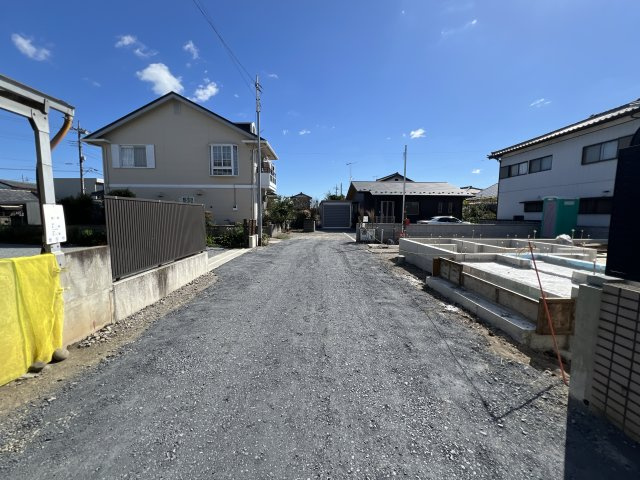 新築　富岡市富岡第４　クレイドルガーデン　１号棟の前面道路含む現地写真|現地写真　北側接道幅員約5ｍ