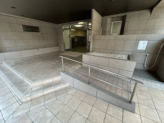 咲見町ハイツのエントランス