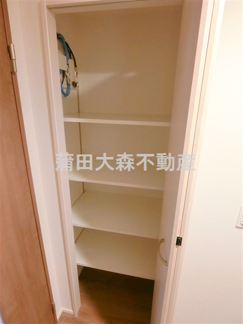 プライマル西蒲田の収納|玄関廊下の棚収納