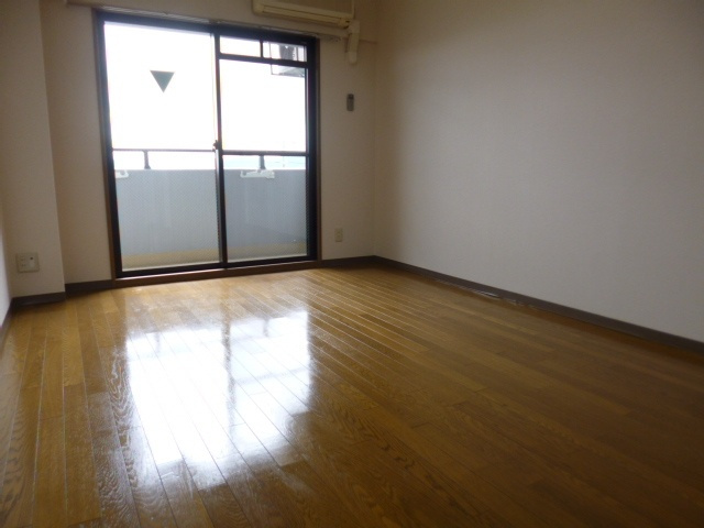 【洋室】 | カーサソラッツォ弐番館 | ベーシックな形なので家具の配置もしやすいですよ。（同物件別室の写真です）
