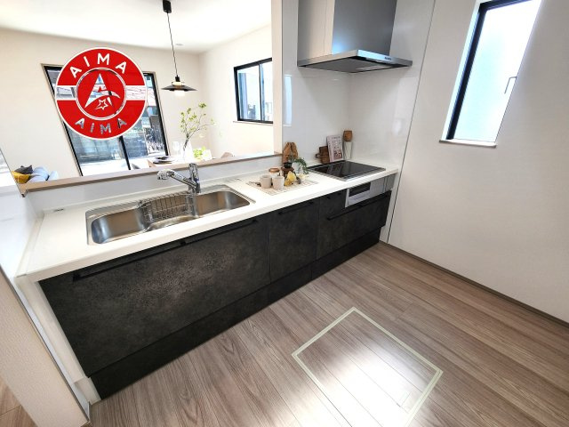 糟屋郡宇美町平和2丁目第1-2棟（1号棟）のキッチン|ダイニングテーブルへの配膳がラクラク、お料理はかどるカウンター付きシステムキッチン！