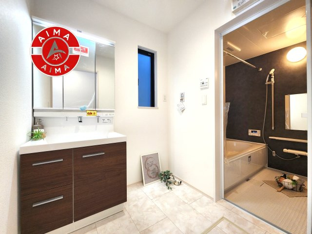 糟屋郡宇美町平和2丁目第1-2棟（2号棟）の脱衣所|ゆとりの洗面スペースで朝の身支度もスムーズに。暮らしを快適に変えるシャワー付洗面台です！