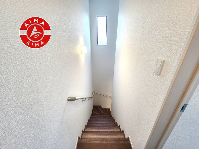 糟屋郡宇美町平和2丁目第1-2棟（2号棟）の内装|＜手すり付階段＞手すりがないと階段の昇り降りで危険なことはもちろん、壁に手をつきながら歩くことで壁紙が汚れやすくなります。すべての方に快適に昇り降りしていただくため、手すりを設置しました。