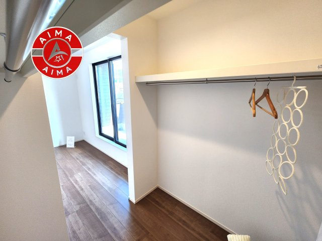 糟屋郡宇美町平和2丁目第1-2棟（2号棟）の収納|洋服や大きな荷物が多い方や人数の多いご家族などは、一般的なクローゼットよりもウォークインクローゼットのほうが使い勝手が良いです。