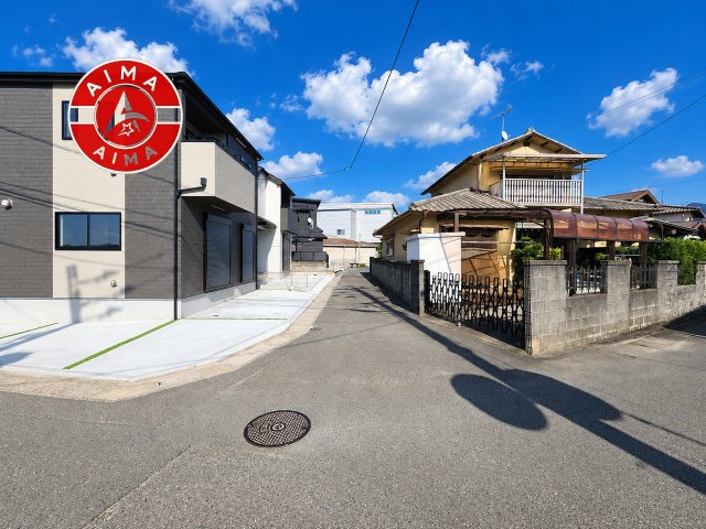 糟屋郡宇美町平和2丁目第1-2棟（B号棟）の前面道路含む現地写真|前面道路は閑静な住宅地をはしる車通りの少ない道路。お車の出し入れが苦手なママや小さなお子様にも安心ですね。しっかり舗装もされているので、ベビーカーや自転車で通っても快適に通行できます。