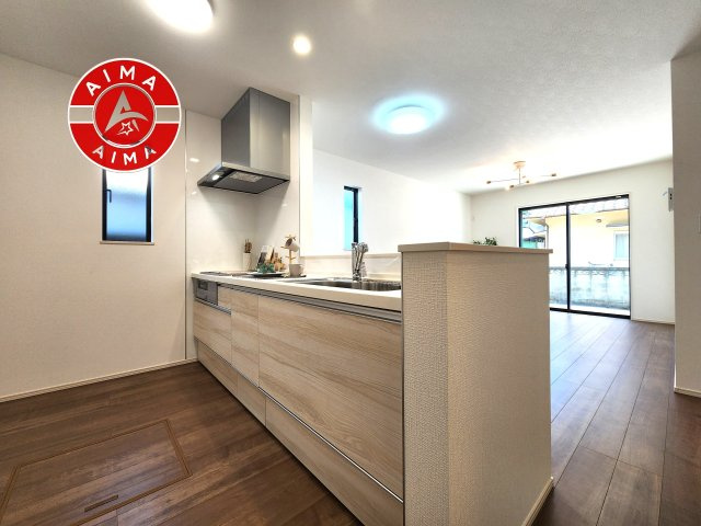 糟屋郡宇美町平和2丁目第1-2棟（2号棟）のキッチン|ダイニングテーブルへの配膳がラクラク、お料理はかどるカウンター付きシステムキッチン！