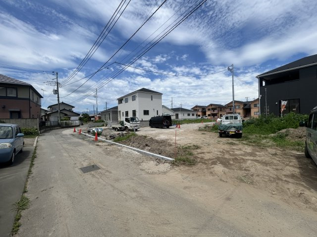 新築　前橋市青柳町第28　クレイドルガーデン　5号棟の前面道路含む現地写真|現地写真　南側接道幅員約4ｍ