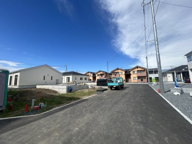 新築　前橋市青柳町第28　クレイドルガーデン　6号棟の前面道路含む現地写真|現地写真　南側接道幅員約4ｍ