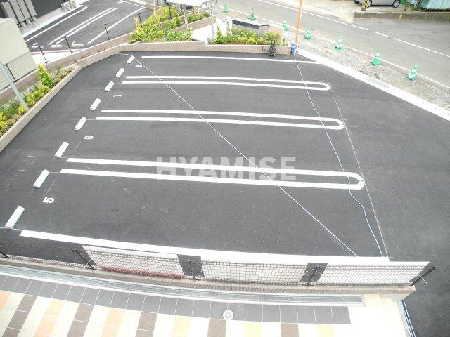 サニー　フィオーレの駐車場