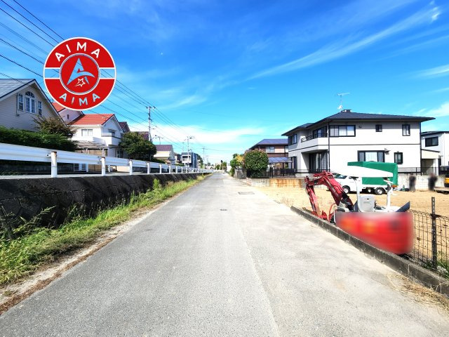 糟屋郡須恵町旅石第30-2棟（2号棟）の前面道路含む現地写真|前面道路は閑静な住宅地をはしる車通りの少ない道路。お車の出し入れが苦手なママや小さなお子様にも安心ですね。しっかり舗装もされているので、ベビーカーや自転車で通っても快適に通行できます。