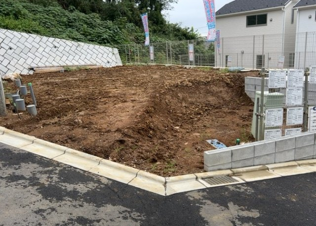 【バルコニー】 | 薬師台新築戸建 | バルコニーは、室外の専用スペースのうち、「屋根がなく開放された空間」であるものを指します。ベランダより広いタイプのものが多く、日当たりもよいため家庭菜園などを楽しみたい人にとって適した環境となります。