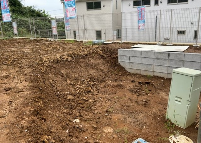 【設備】 | 薬師台新築戸建 | 敷地内には、散水栓や立水栓があります。水道水を直接利用できるため、水を運ぶ手間を省くことが出来ます。大量の水を必要とする洗車作業や清掃などに役立ちます。その他設備とあわせて、現地でご確認ください。