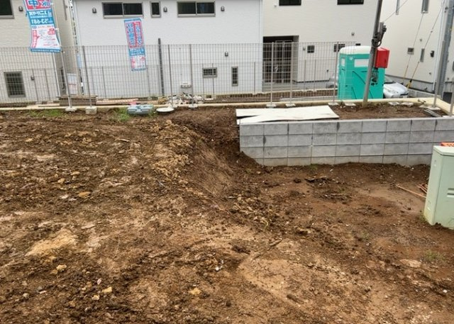 【構造・工法・仕様】 | 薬師台新築戸建 | 木造住宅とは土台、壁、柱など建築物の強度を支える構造体の材に木が使用されている構造を指します。構造体は建物の自重を支えるだけではなく風圧や水圧、積裁荷重などあらゆる衝撃に耐えるための基礎です。