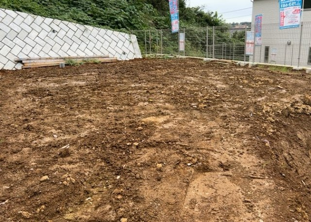 【冷暖房・空調設備】 | 薬師台新築戸建 | 基礎パッキング工法とは、床下の換気確保のため基礎と土台の間に緩衝材を挟み込む工法です。土台の下に数十センチの間隔で設置されるため、全体的な隙間が生まれます。床下換気口に比べて高い通気性が確保されます。
