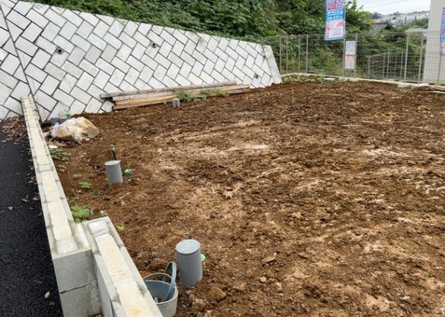 【外観】 | 薬師台新築戸建 | 現地に行くなら、物件の周囲の地形がどうなっているかを見ることも大切です。周辺より低くなっている土地では、大雨などで水が集まりやすいため、地盤が弱くなっているということも考えられるため、注意が必要です。