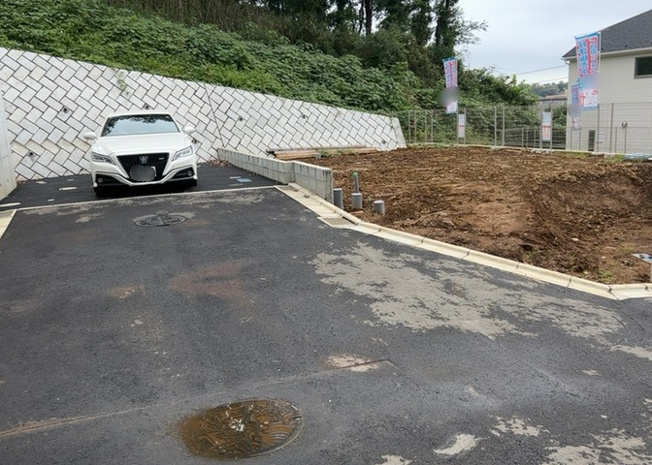【前面道路含む現地写真】 | 薬師台新築戸建 | 道幅が広い場所は日当たりや風通が良好です。幅が広いのですれ違いも可能ですし大きな車でも駐車可能！一方で、大型車が通ることも多くなるため交通量の増加により騒音に繋がります。また土地の値段が高くなります。