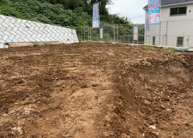 【駐車場】 | 薬師台新築戸建 | 車一台あたりに必要なスペースは、標準サイズの普通自動車で横幅2m50cm、長さ5mは必要になります。ただし、乗降のことも考慮して横幅3m30cm、長さ5m50cmほどは確保できるところを選びましょう。