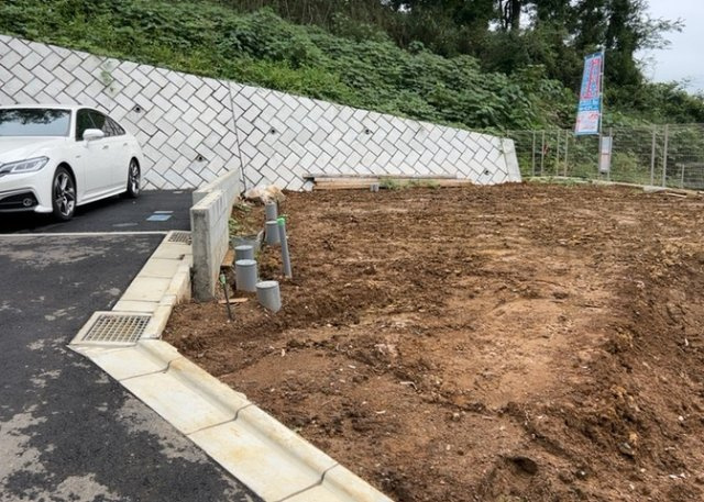 【庭】 | 薬師台新築戸建 | 庭のある家に住むことのメリットとして、子どもたちの遊び場を確保できること、ガーデニングや家庭菜園を楽しめること、明るさを確保できることがあります。また、配置を工夫することでプライバシーが確保できます。