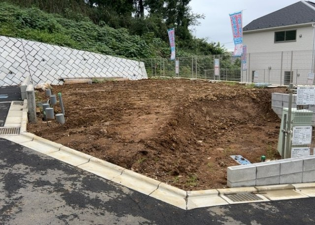 【玄関】 | 薬師台新築戸建 | 玄関ポーチにおいて最も重視すべきと言っても良いのが広さです。適切な広さの玄関ポーチでないと外見的なバランスは崩れてしまいますし、何より使いにくくなってしまいますので、現地で実際に下見をしてみましょう！