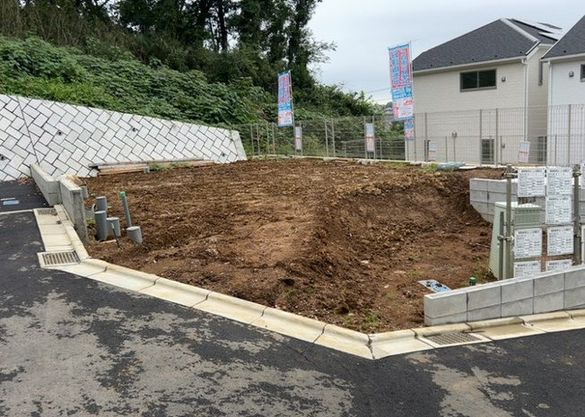 【前面道路含む現地写真】 | 薬師台新築戸建 | 住宅用の土地では前面道路に2m以上接していなければならないと法律で定められています。しかし、お持ちの車のサイズやライフスタイルなどにより、2mでは利便が悪い場合もございますので、事前に確認しましょう。