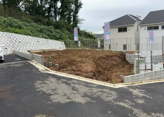 【前面道路含む現地写真】 | 薬師台新築戸建 | お持ちの車種によっては前面道路が広い方が便利でしょう。しかし、前面道路が広ければその分交通量が多くなるため、騒音などが気になる場合があります。実際に現地を見学し、周辺交通量や騒音などを確認しましょう！
