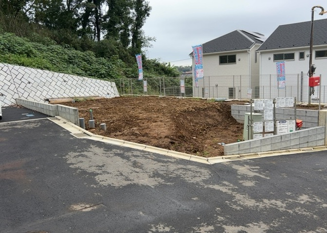 【展望】 | 薬師台新築戸建 | 桜や紅葉の名所に出かける人は多いと思いますが、家にいながら季節の移ろいを感じる生活を送りませんか？リビングや窓から見える景色が生活を彩るワンポイントに！現地から見える景色を堪能してみては如何でしょう。