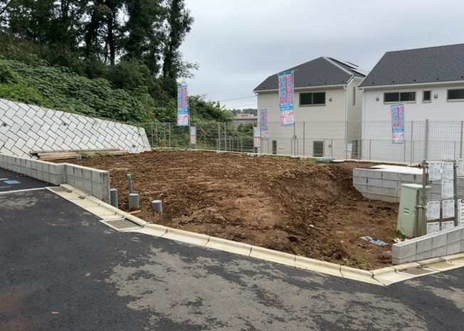 【庭】 | 薬師台新築戸建 | 庭があることでガーデニングや家庭菜園はもちろん、こどもの遊び場やペットを放して遊ぶことができます。また、家の周囲に余裕があるということです。隣地との間があれば、十分な日当たりと、風通しが確保できます。