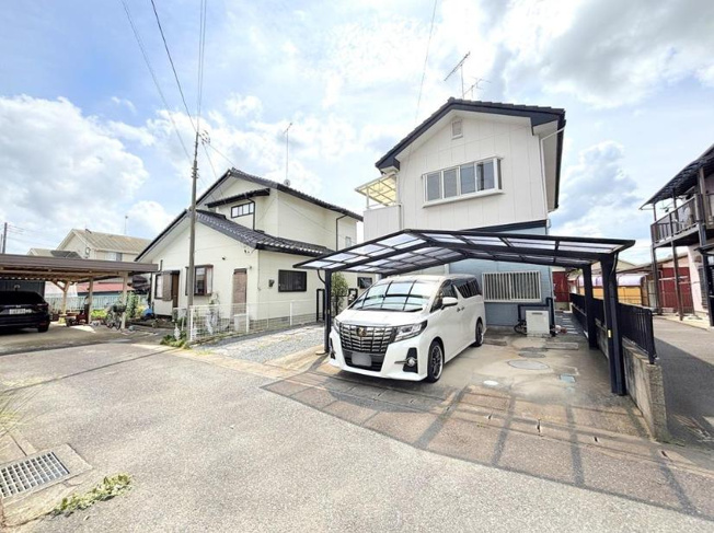 【駐車場】 | 筑西市小川1期　中古戸建 | ゆったりとしたカーポート完備。