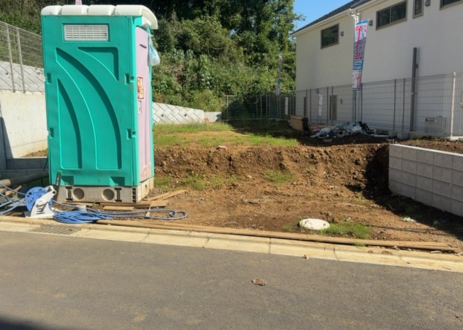 【外観】 | 薬師台新築戸建 | 現在は更地となっています。現地をご見学に行く際は、道路の幅や周辺の交通量、施設などをご確認頂くことをおすすめします！ある程度イメージをつけたいという場合は、同売主の施工事例や完成パースもお見せします。
