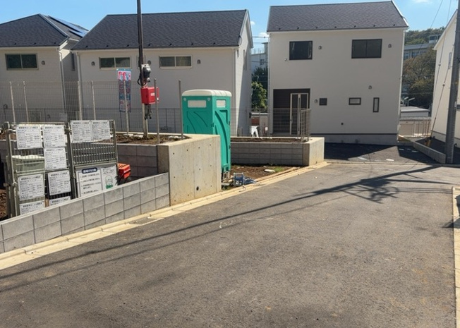 【前面道路含む現地写真】 | 薬師台新築戸建 | 住宅用の土地では前面道路に2m以上接していなければならないと法律で定められています。しかし、お持ちの車のサイズやライフスタイルなどにより、2mでは利便が悪い場合もございますので、事前に確認しましょう。