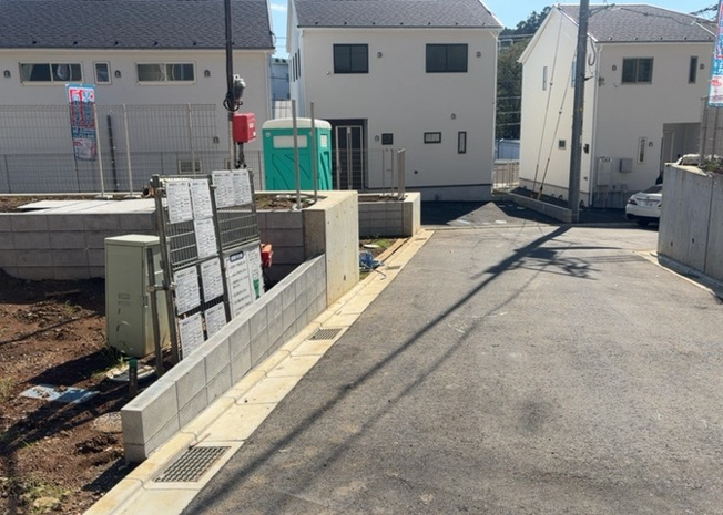 【前面道路含む現地写真】 | 薬師台新築戸建 | お持ちの車種によっては前面道路が広い方が便利でしょう。しかし、前面道路が広ければその分交通量が多くなるため、騒音などが気になる場合があります。実際に現地を見学し、周辺交通量や騒音などを確認しましょう！
