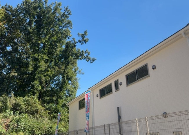 【展望】 | 薬師台新築戸建 | 桜や紅葉の名所に出かける人は多いと思いますが、家にいながら季節の移ろいを感じる生活を送りませんか？リビングや窓から見える景色が生活を彩るワンポイントに！現地から見える景色を堪能してみては如何でしょう。