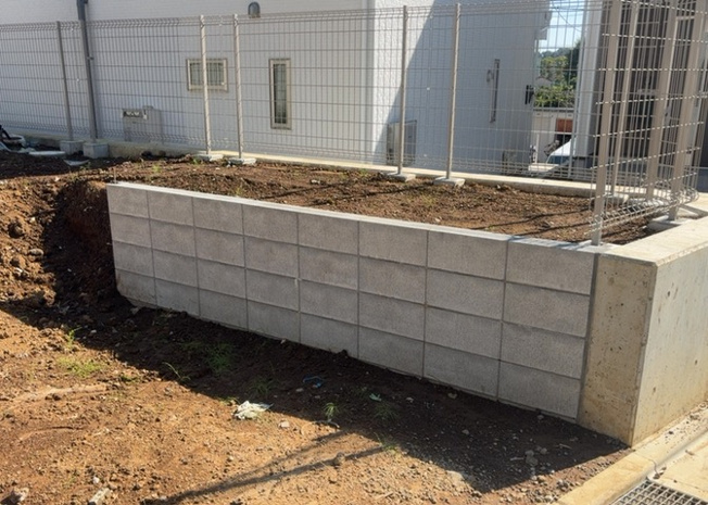 【庭】 | 薬師台新築戸建 | 庭があることでガーデニングや家庭菜園はもちろん、こどもの遊び場やペットを放して遊ぶことができます。また、家の周囲に余裕があるということです。隣地との間があれば、十分な日当たりと、風通しが確保できます。