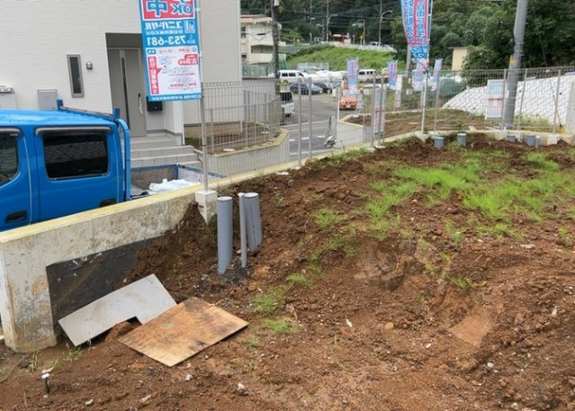 【外観】 | 薬師台新築戸建 | 現在は更地となっています。現地をご見学に行く際は、道路の幅や周辺の交通量、施設などをご確認頂くことをおすすめします！ある程度イメージをつけたいという場合は、同売主の施工事例や完成パースもお見せします。