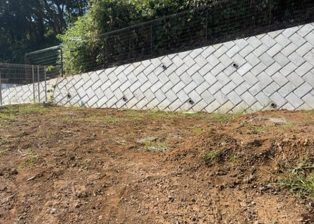 【庭】 | 薬師台新築戸建 | 庭のある家に住むことのメリットとして、子どもたちの遊び場を確保できること、ガーデニングや家庭菜園を楽しめること、明るさを確保できることがあります。また、配置を工夫することでプライバシーが確保できます。
