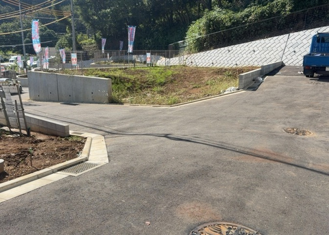【前面道路含む現地写真】 | 薬師台新築戸建 | 住宅用の土地では前面道路に2m以上接していなければならないと法律で定められています。しかし、お持ちの車のサイズやライフスタイルなどにより、2mでは利便が悪い場合もございますので、事前に確認しましょう。