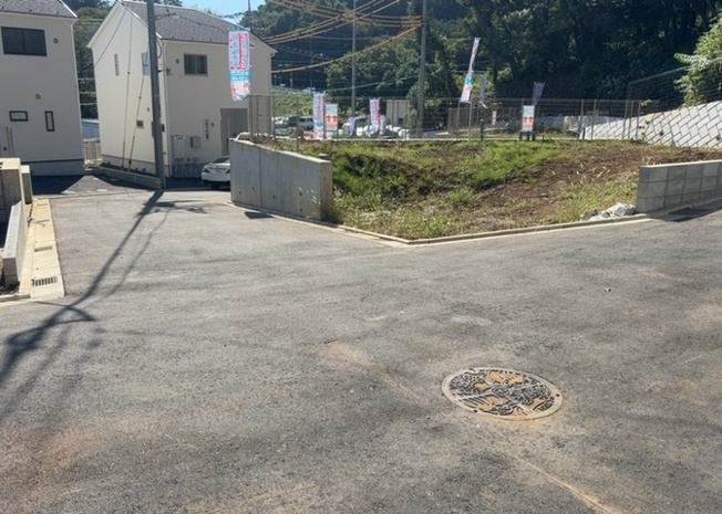 【前面道路含む現地写真】 | 薬師台新築戸建 | お持ちの車種によっては前面道路が広い方が便利でしょう。しかし、前面道路が広ければその分交通量が多くなるため、騒音などが気になる場合があります。実際に現地を見学し、周辺交通量や騒音などを確認しましょう！