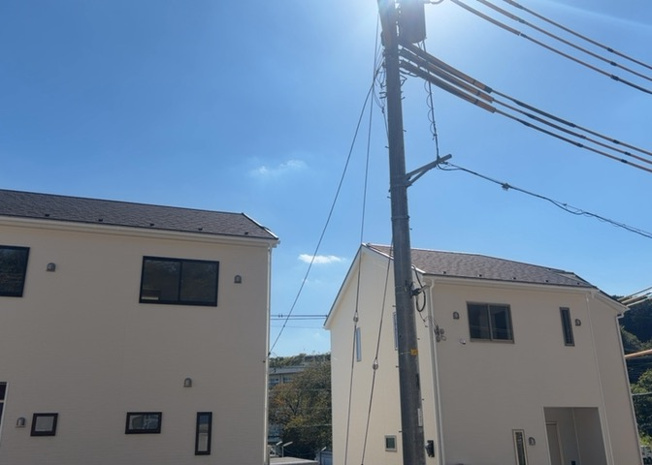 【展望】 | 薬師台新築戸建 | 桜や紅葉の名所に出かける人は多いと思いますが、家にいながら季節の移ろいを感じる生活を送りませんか？リビングや窓から見える景色が生活を彩るワンポイントに！現地から見える景色を堪能してみては如何でしょう。
