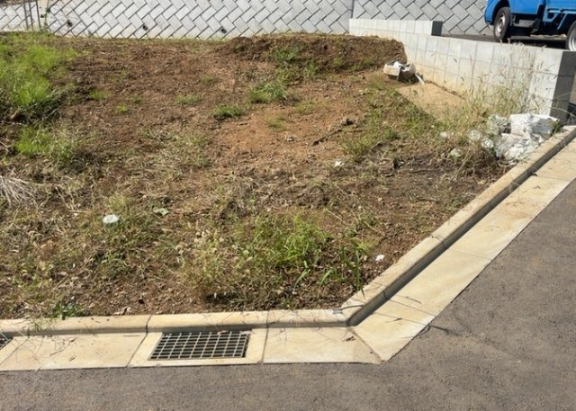 【駐車場】 | 薬師台新築戸建 | 駐車場と明記されていても、最小スペースでつくられた駐車場だと大型車は駐車できなかったり、出入りしにくくなったりする可能性があります。お車のサイズと購入したい物件の駐車場のサイズを現地で確認しましょう。