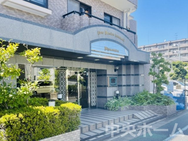 ライオンズマンション金町水元公園のエントランス|【エントランス】マンションのエントランスは、その物件の印象を決める、顔とも言える場所です。毎日通る場所ですからきれいなのが一番です。エントランス内はオートロックですので暮らしの安全も確保されています。