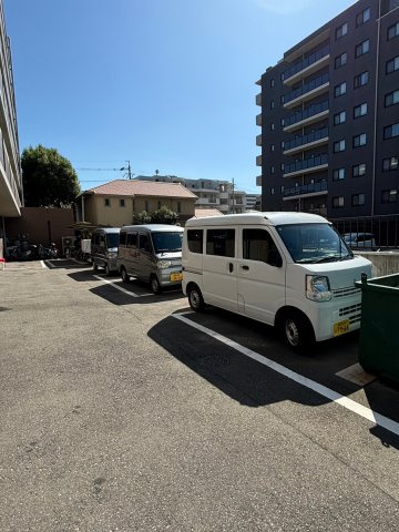 ビジネス・ワン六本松の駐車場