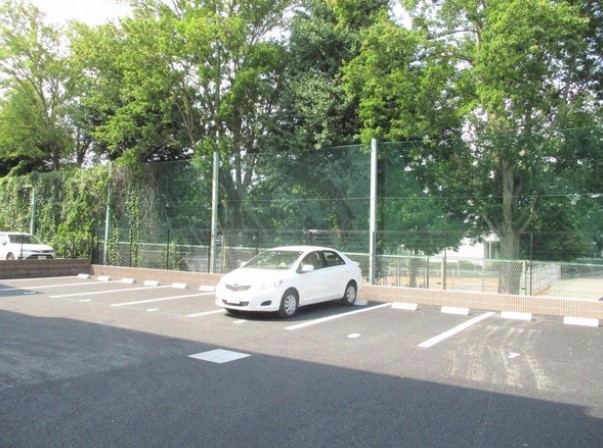 所沢市上新井５丁目の賃貸マンションの駐車場