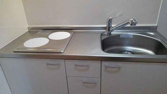 エム・クアトロのキッチン|コンパクトなキッチンで掃除もラクラク